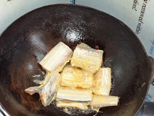 做鱼时,直接下锅就“废”了,掌握这个小技巧,鱼肉不破不粘锅