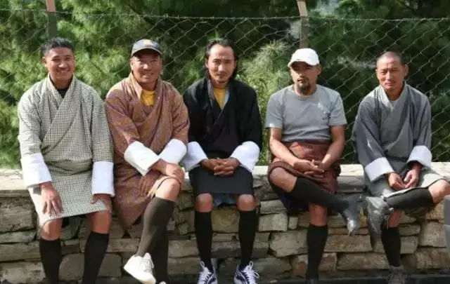 有个民族裙子里不穿*裤内**，是真的吗？