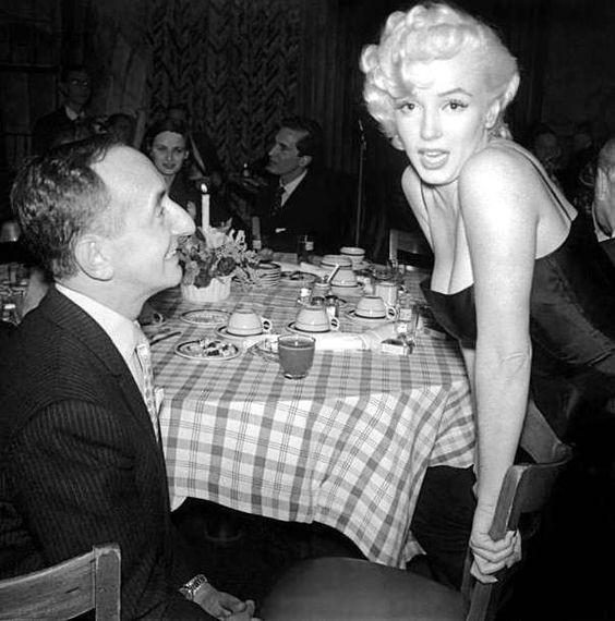 罕见历史照，梦露参加肯尼迪宴会礼服价值百万，伊丽莎白女王登基