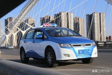 出租车包给别人出交通事故车主有责任吗？