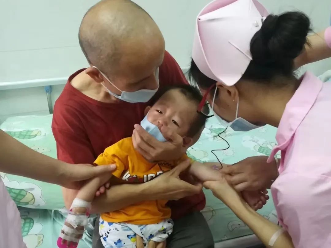 老公抗癌头发剃光,头发剃光的抗癌男孩