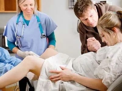 胎儿要出生前胎动厉害吗,胎动在一侧说明宝宝在干嘛