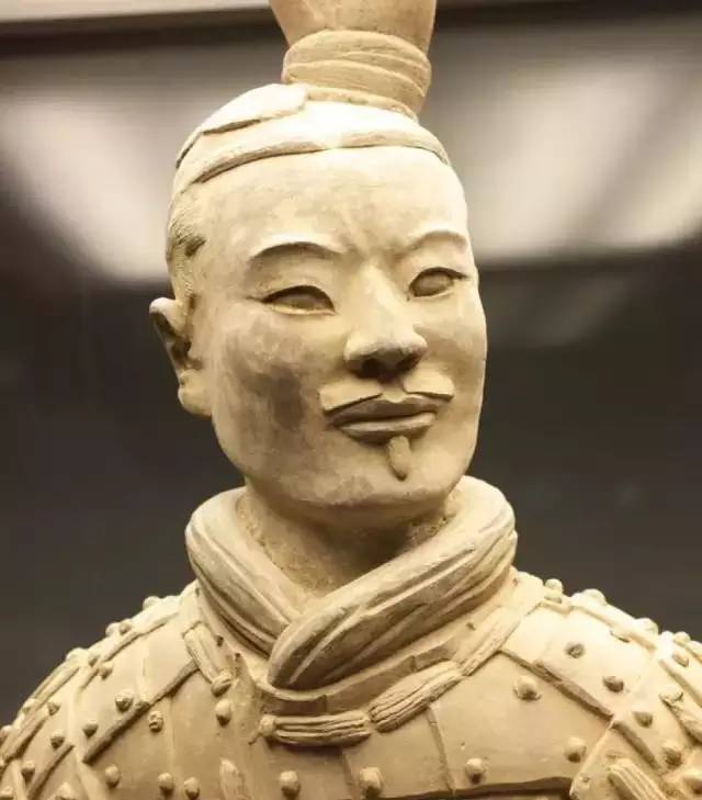 兵马俑本身的颜色是什么颜色,兵马俑在制作工艺上有什么特点