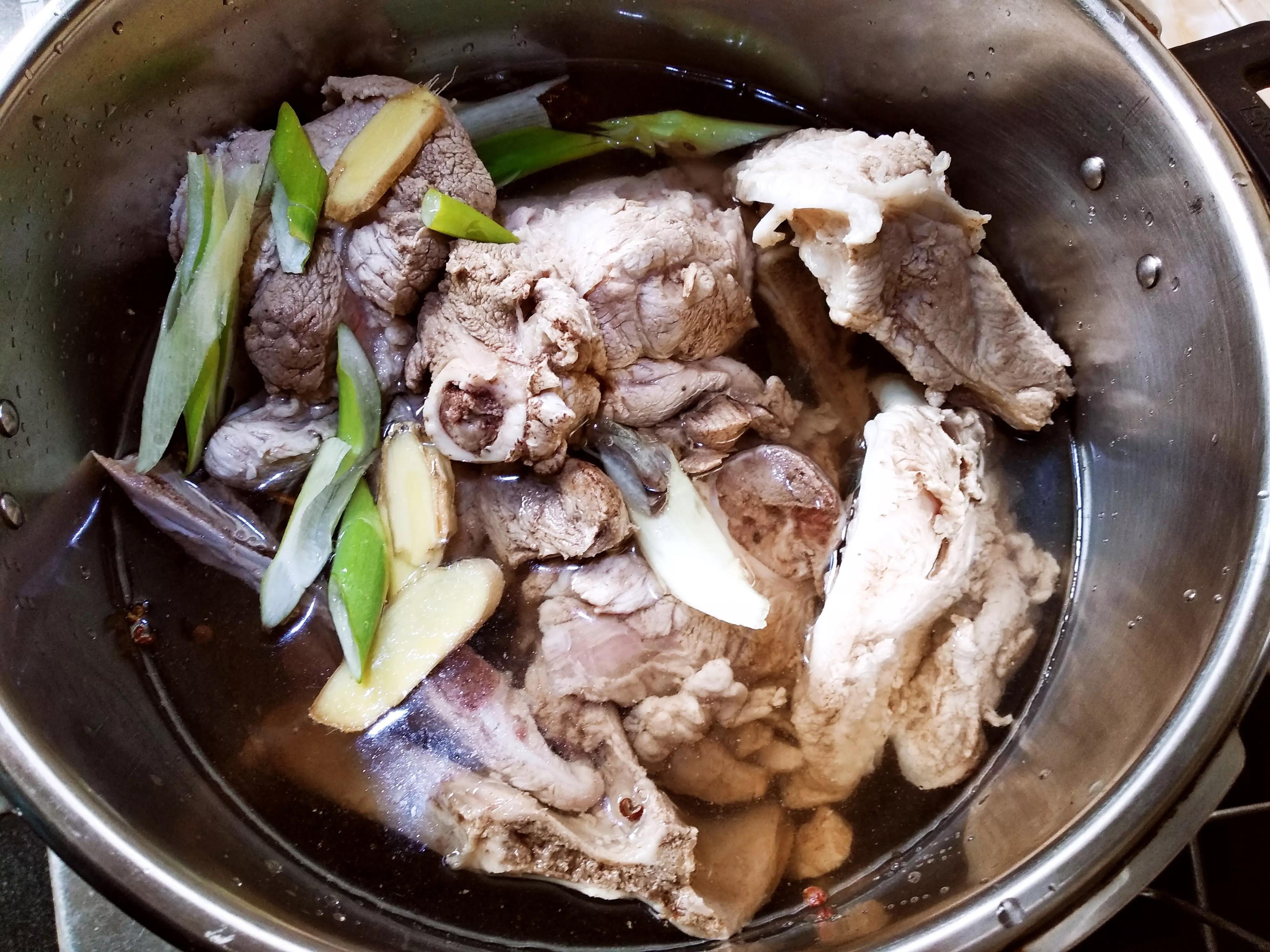 炖骨头怎么炖得又烂又香呢,家常炖大骨头放什么料