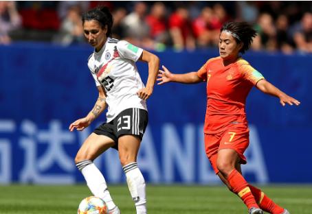 中国女足王霜接受采访,女足教练怼记者