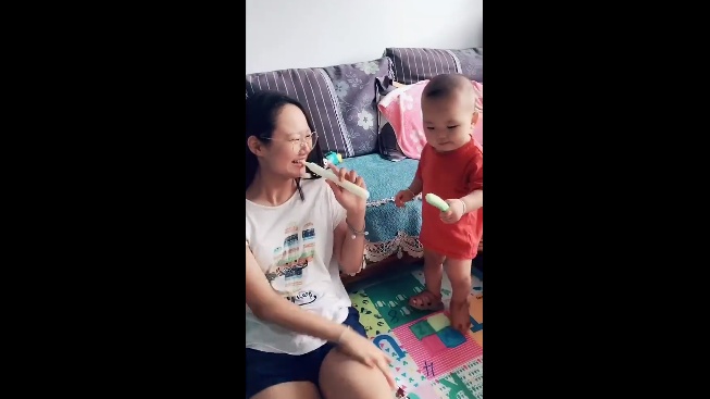 姐姐坑弟弟黄瓜变雪糕,姐姐套路弟弟视频