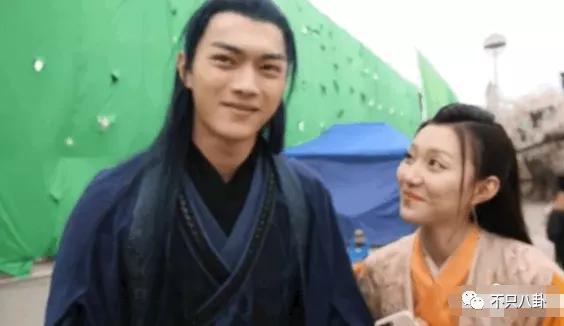 他俩到底分没分？甜蜜恋爱时怎么也没想到现在会撕成这样吧