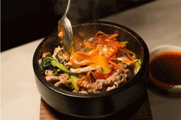 喜葵石锅拌饭有多少品种,喜葵石锅拌饭酱料熬制