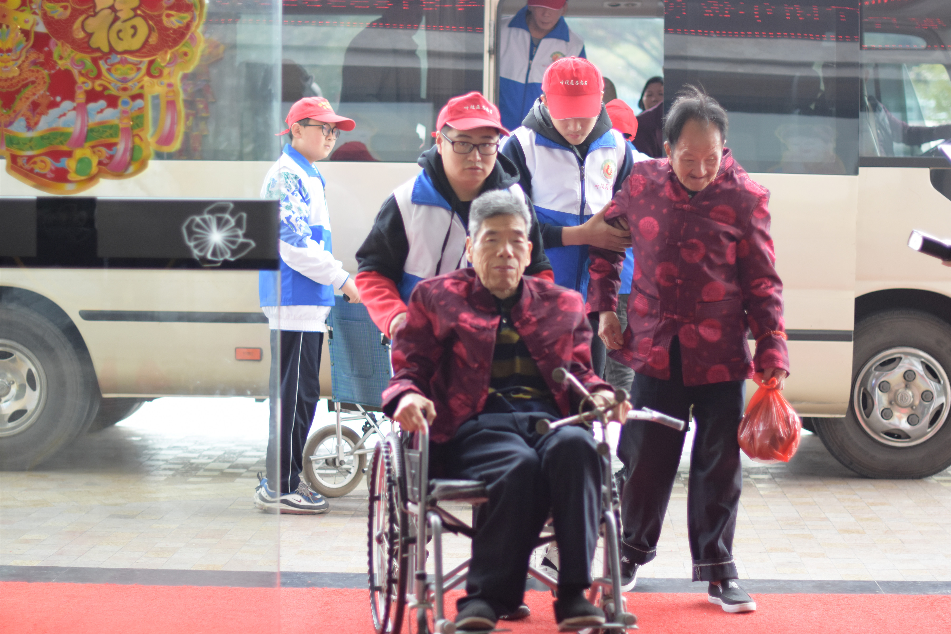 龙湖区第八个善待鳏寡百叟宴今举行铂晶大酒店多年资助大爱奉献