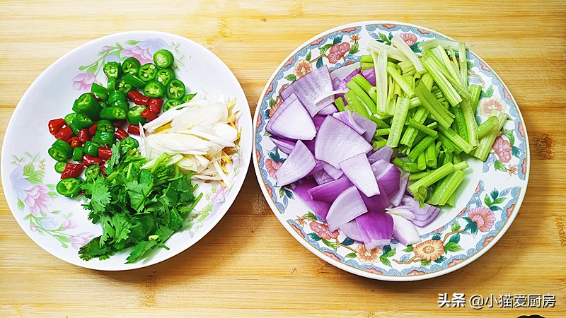 大鲤鱼骨头鱼肉怎么做好吃,猪尾巴和骨头怎么做的好吃