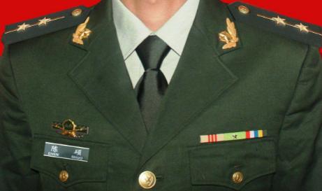 教你如何识别我军军官的级别大小,只看胸前的资历章就行了