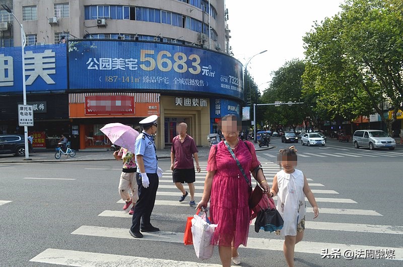 常德市武陵区交警执勤,交警开学季全力守护平安校园