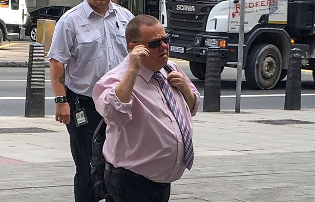 英5旬大叔酷爱装成老太侵犯数女生被判3年,少女被害还不知