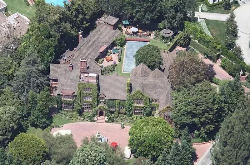 坐拥15座豪宅,50辆豪车,只会用钱哄女人却被绿的悲情影帝