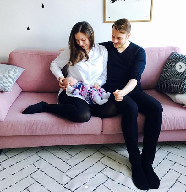 芬兰34岁美女总理自拍图曝光：喜欢与帅哥合影，爱分享私生活