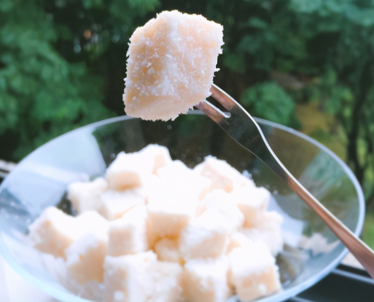 牛奶快过期了喝不完可以冷冻吗,家里快过期的牛奶怎么做吃的