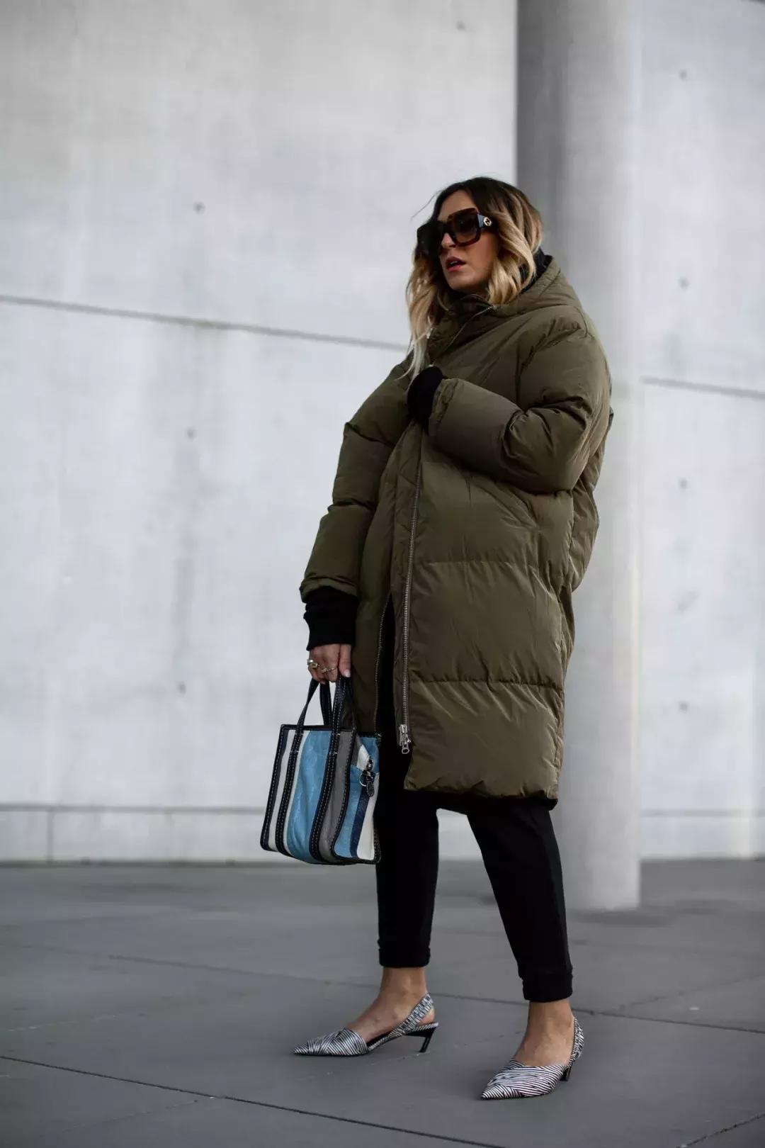 冬天羽绒服内搭怎么穿保暖又时尚,衣柜放久的羽绒服和外套