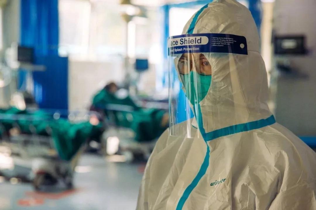 “买不到卫生巾,用保鲜膜捂住”:防护服下的女性秘密,让人泪目