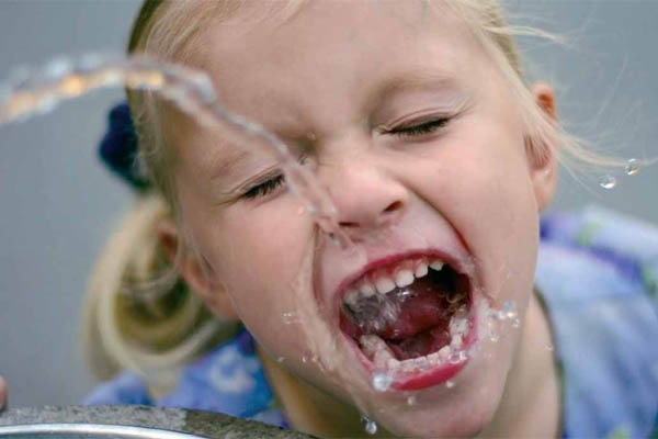 宝宝喜欢喝水,宝宝不喜欢喝水什么原因