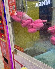 吓得娃儿们这个跑啊，绳子都拦不住哇