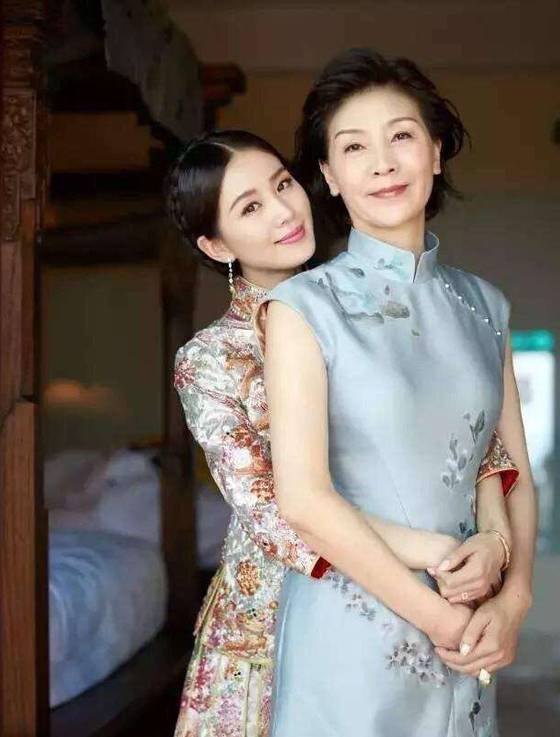 “最美旗袍妈妈”火了,好好保养吧,别到时输给亲家母!