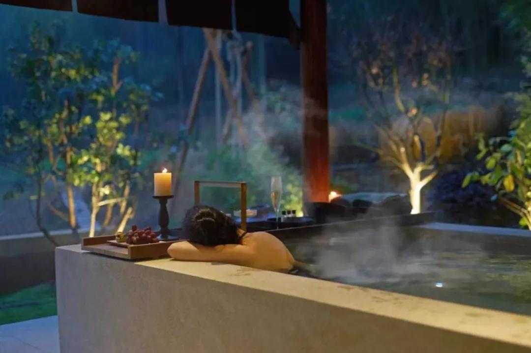 露天温泉小院精品,一房一厅庭院私家温泉