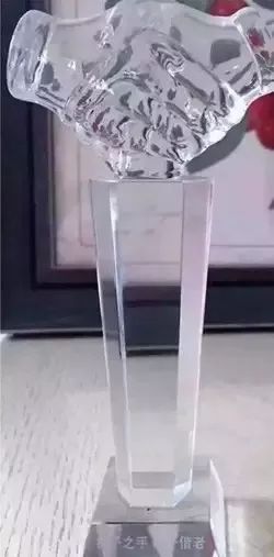 曾以为锦旗是直男送礼的巅峰,直至我收到了这个开光蟾蜍……