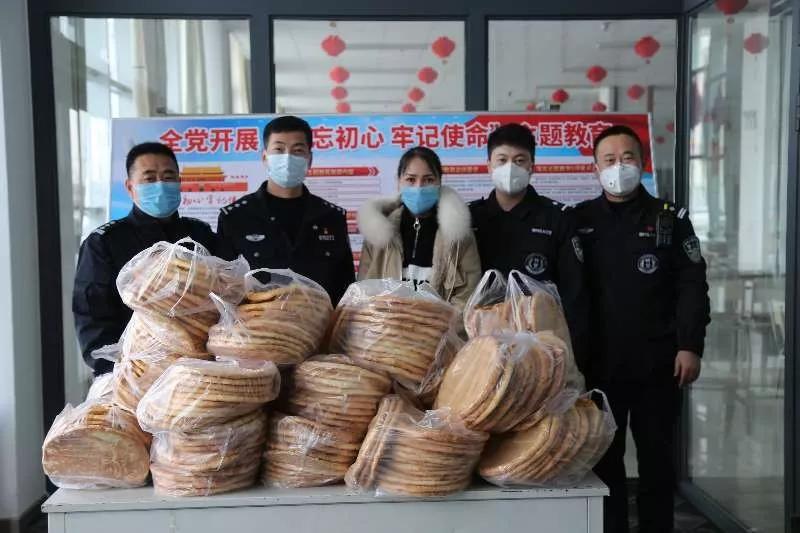 一名军嫂给执勤兵哥哥送东西,新疆库车暖心大叔为民警送馕