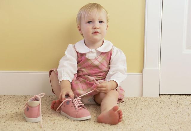 究竟该不该给孩子买大一码的鞋子,孩子穿大一点的鞋好还是小的好