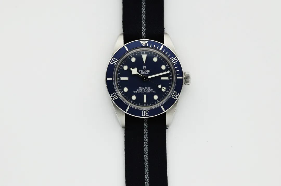 帝舵25407和25600,帝舵风尚黑盘和蓝盘该怎么选