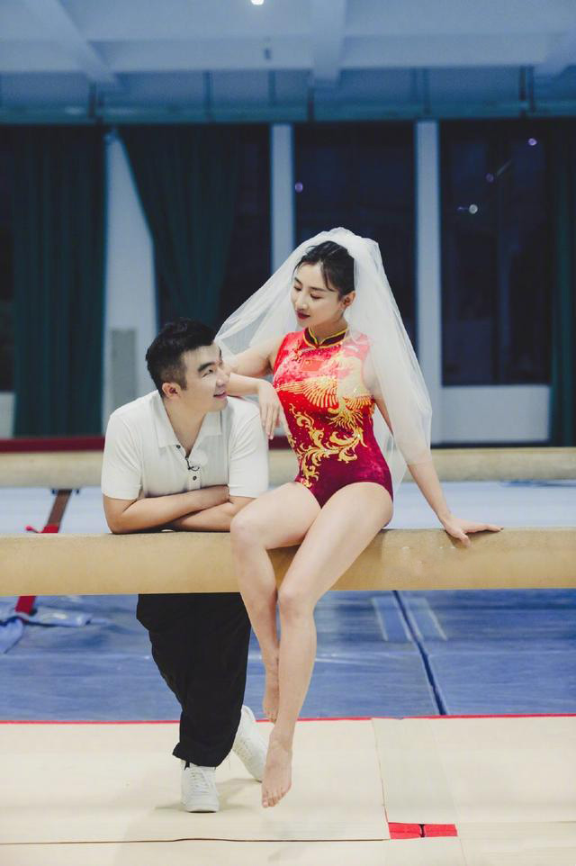 何雯娜梁超夫妻相,何雯娜和老公的婚纱照