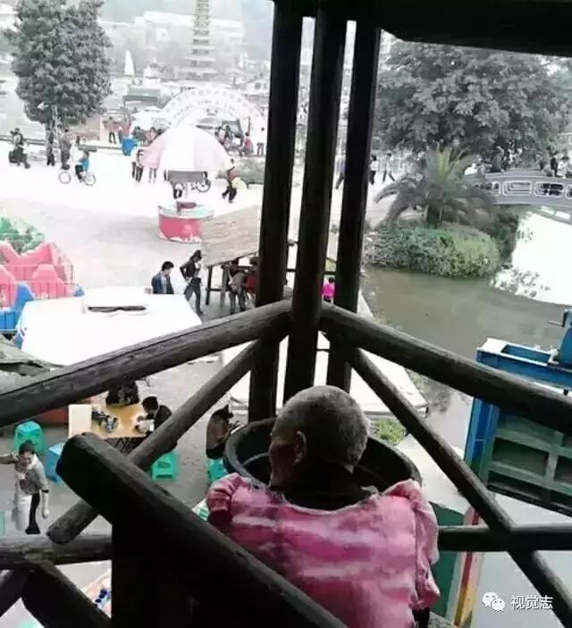 【*今条头日**】兴县街头大中午一点多拍到的一幕，辛酸，想哭！