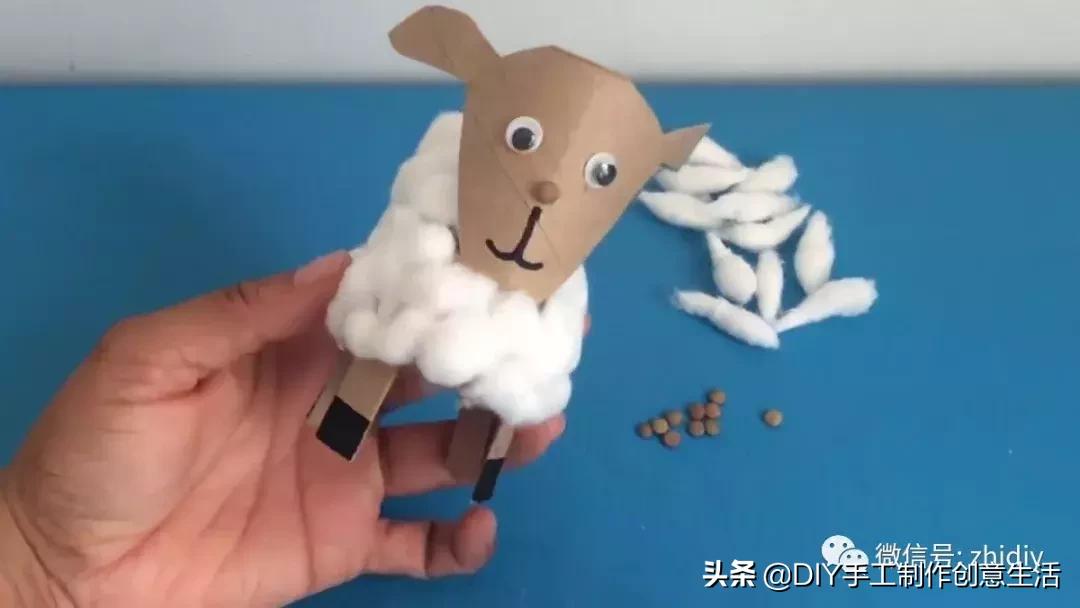 用白纸做个可爱的咩咩羊,用纸折一个可爱的小山羊