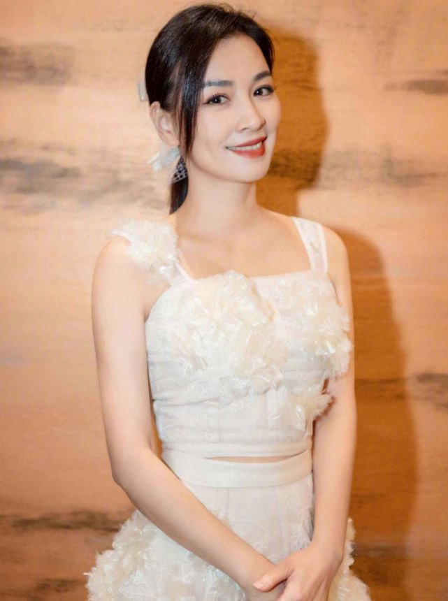 小陶虹走红毯黑西装外套,小陶虹和张庭短发