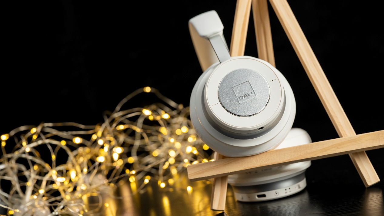 为什么说DALI头戴式耳机IO-6能有堪比影院级别的音质效果