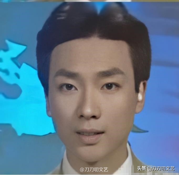 央视主持人康辉烫头,康辉烫头