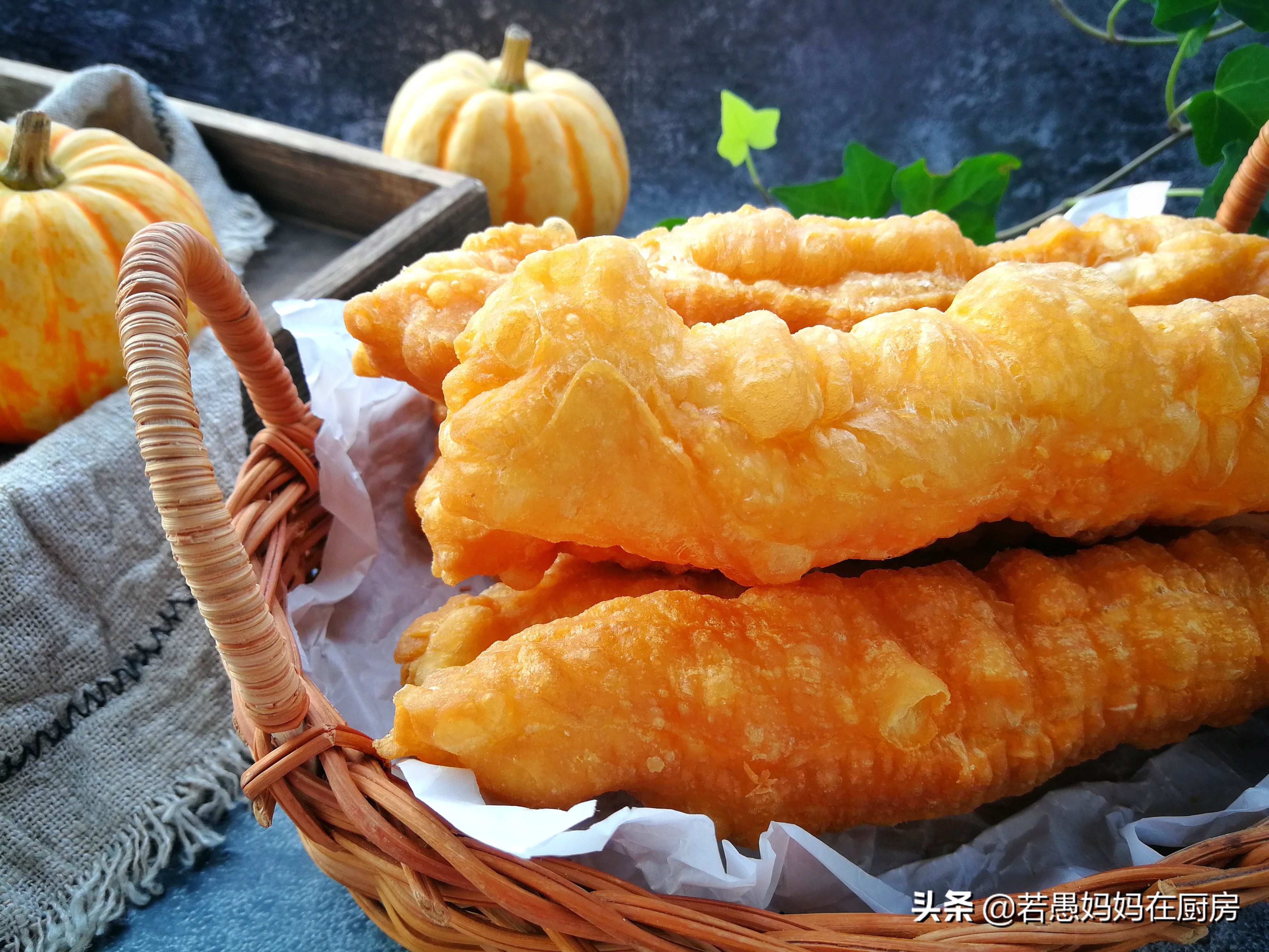 油条的家常做法酥脆空心不用等,酥脆油条做法和配方的全过程