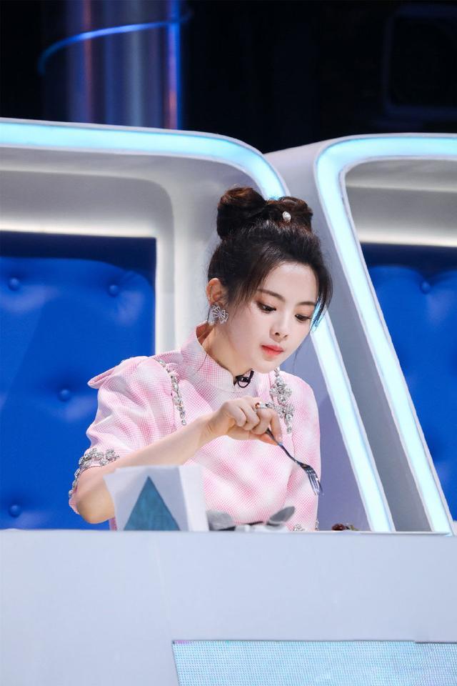 杨超越机场旗袍裙照片,杨超越综艺制服照片