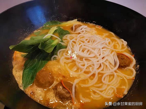 热乎乎的一碗酸辣米粉汤,好吃米粉汤