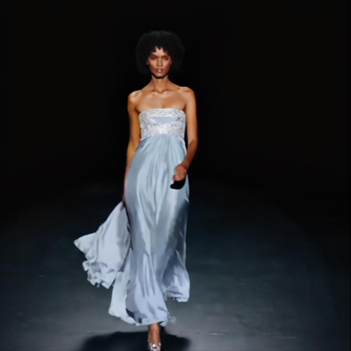 “割礼”惨无人寰的陋习,*害迫**着女性身体,震撼人心《沙漠之花》