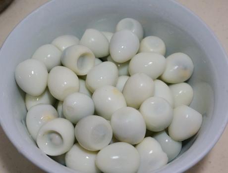 鹌鹑蛋怎么做才能好剥壳,怎样剥鹌鹑蛋又快又好