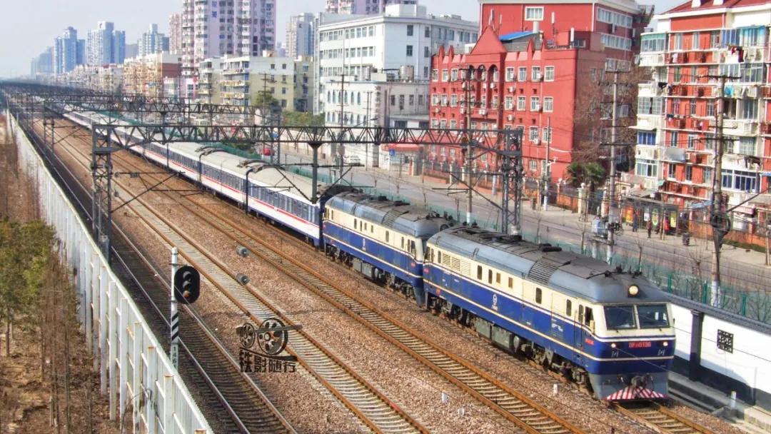 铁影车,东风11型内燃机车照片