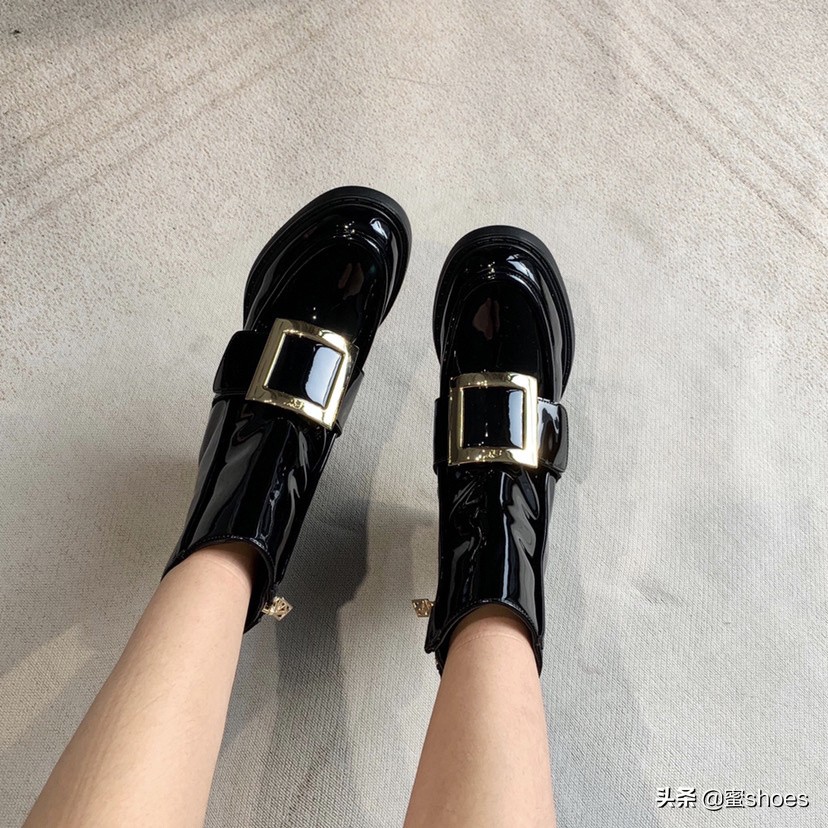 秋冬不能再穿凉鞋,怎么继续性感?RV方跟短皮靴帮你打造大长腿