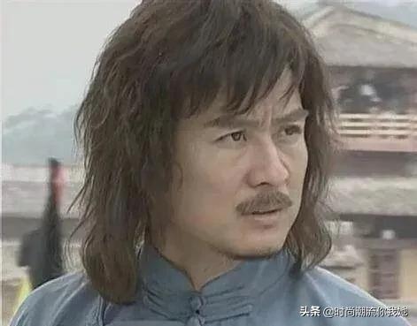 初秋最流行的全头烫,酷女孩初秋发型