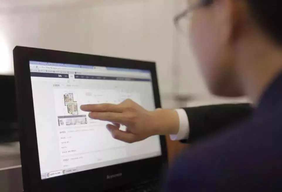 工作场合变身,链家经纪人职业装蝴蝶结