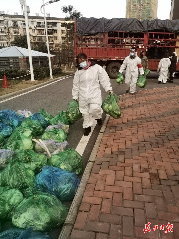 积极报名参加志愿者活动,心甘情愿的来到一线加入志愿者