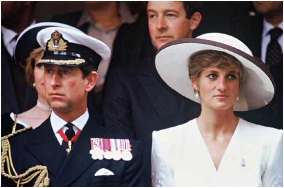 戴安娜穿裙子的视频,戴安娜王妃捡拐杖