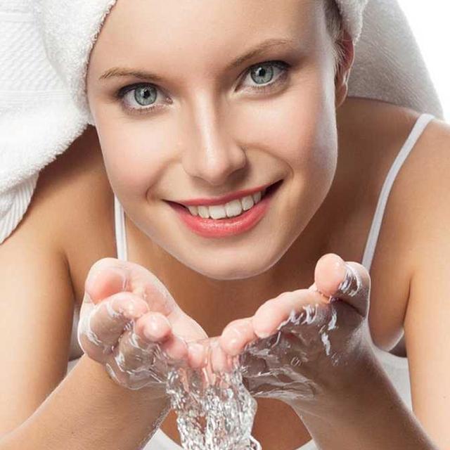 郭鸿财化妆品加工：冷水洗脸跟热水洗脸各自的利与弊你知道多少？