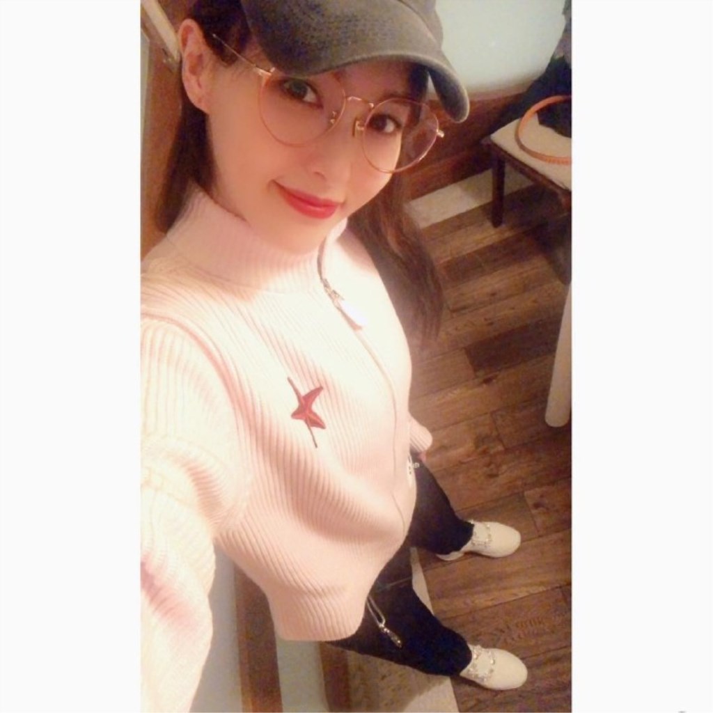 32岁唐嫣糖果风写真,唐嫣最新私服长马甲配宽松短裤