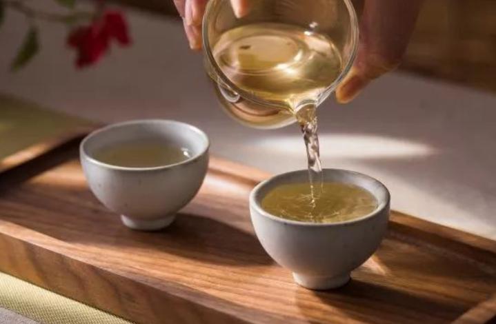 茶饼怎么分生茶还是熟茶,普洱茶茶饼和散茶如何选择